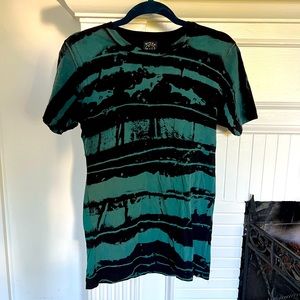 Women's Maui & Sons Tee. Size Medium.